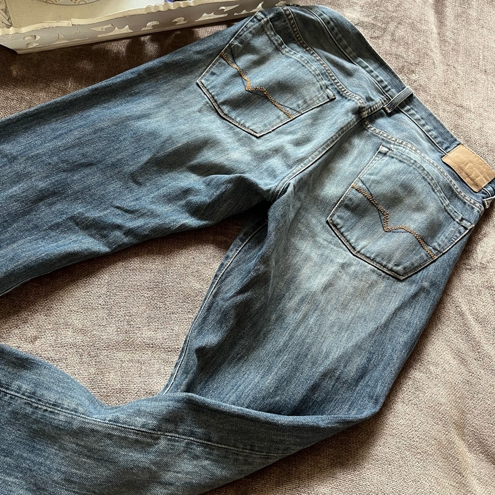 Guess Men’s Regular Straight Jeans - Slightly Distressed Wash - Picture 6 of 10